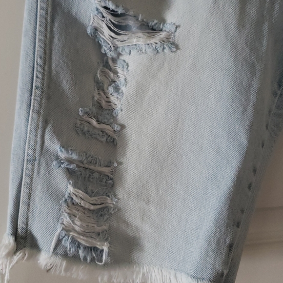 LIGHT STONEWASHED RIPPED JEAN SHORTS - Picture 4 of 9